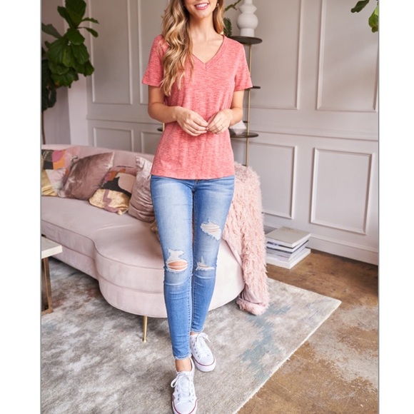 Brick red short sleeve V-neck tied back hem detail top. CUTE! - Picture 3 of 12